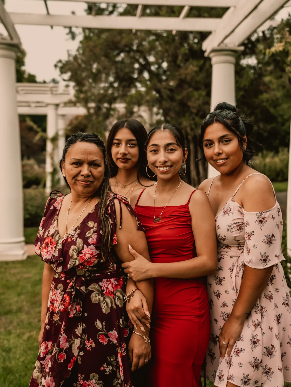 A mother with her three daughters beneath the pergola